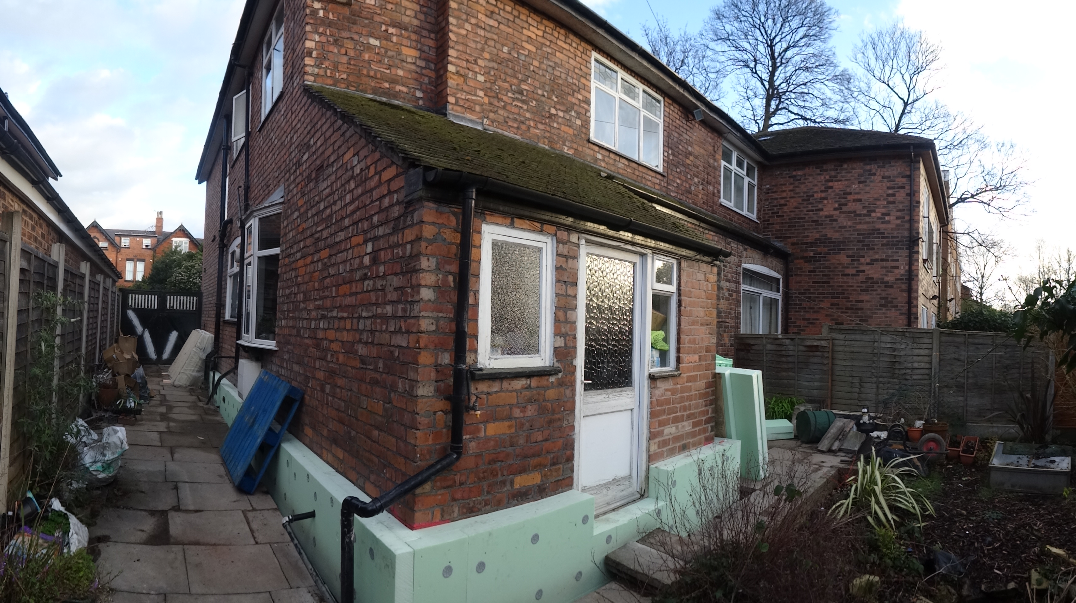 Installation of perimeter floor insulation