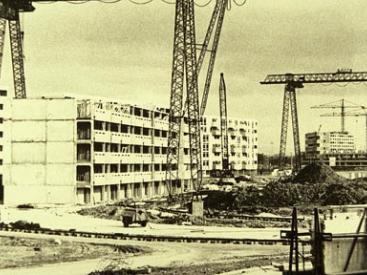 Hulme Crescents under construction, subsequently demolished in the early 1990s.